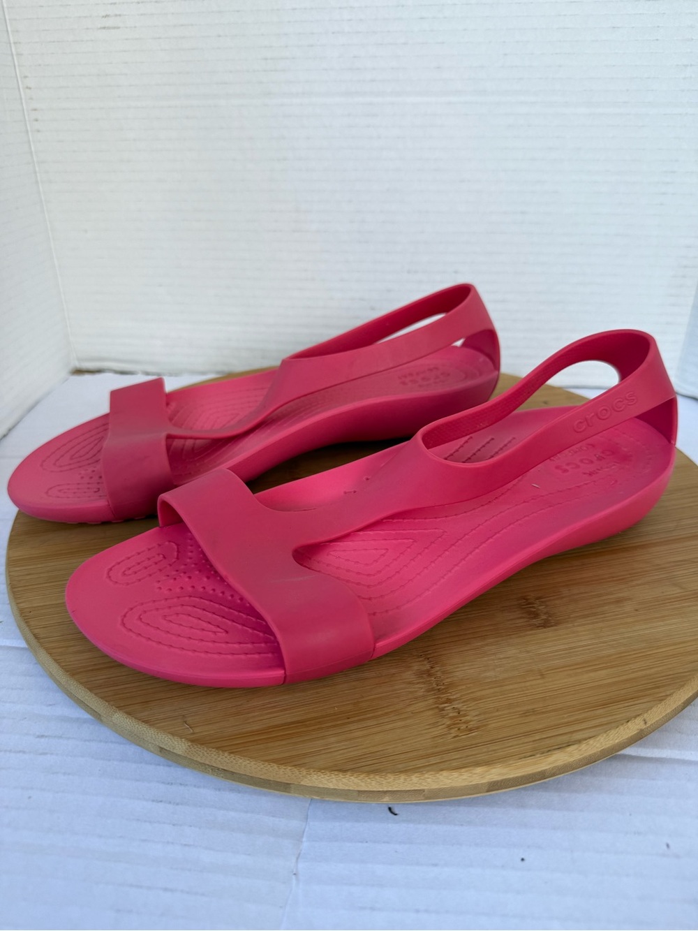 Crocs Serena Sandals Sz 9 Pink T-Strap Slip-on  Open Toe Comfy Beach
